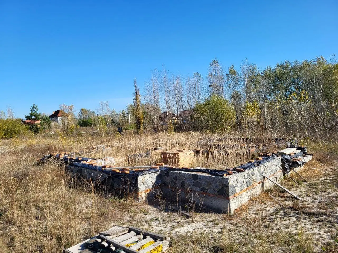 Ділянка з комунікаціями та капітальним фундаментом в Ліску