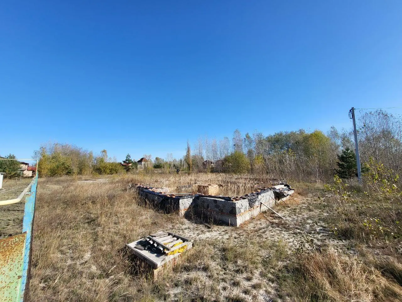 Ділянка з комунікаціями та капітальним фундаментом в Ліску