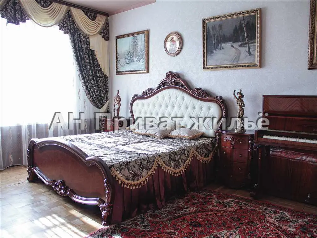 3-х поверховий будинок на 12 кімнат