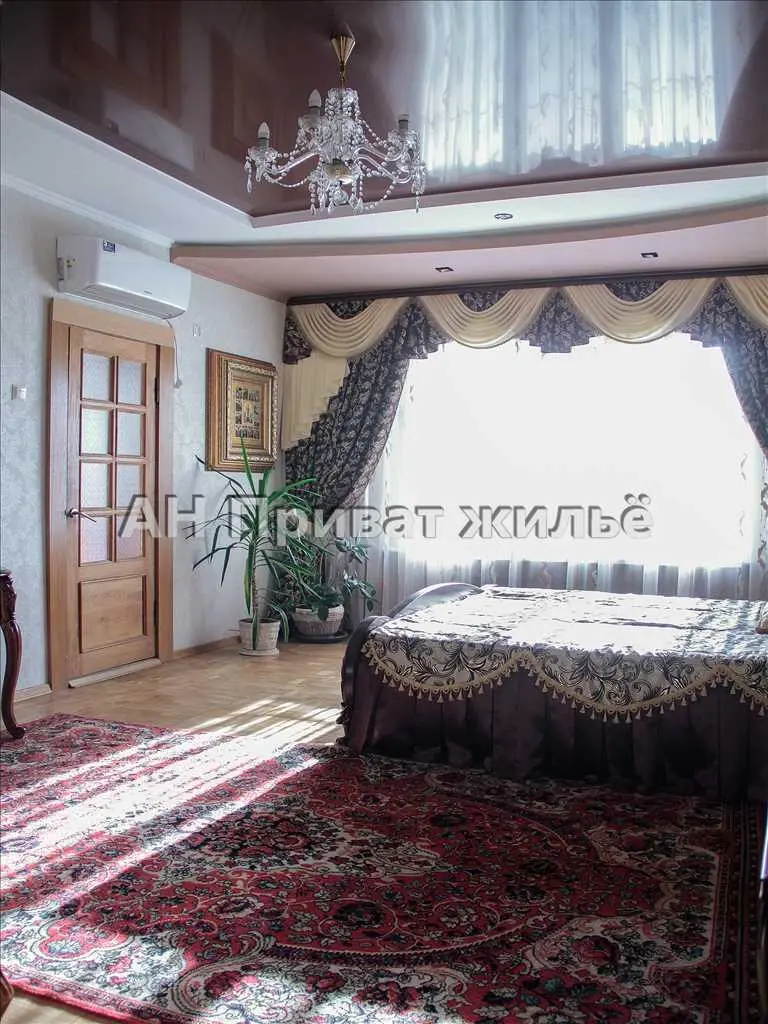 3-х поверховий будинок на 12 кімнат