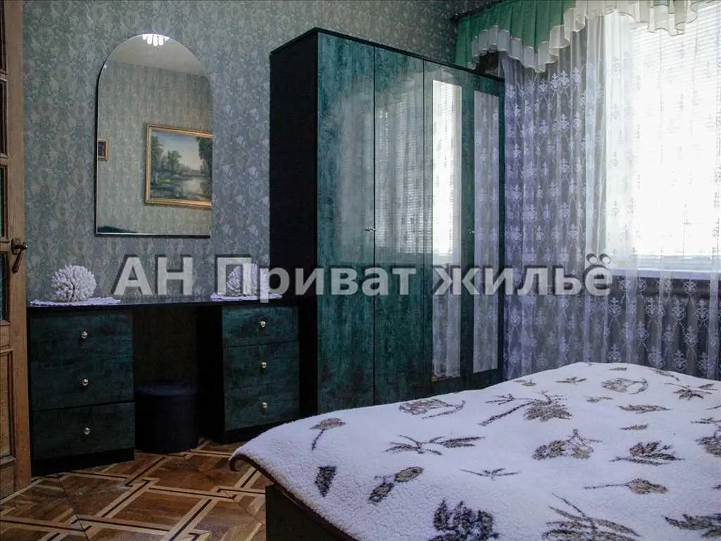 3-х поверховий будинок на 12 кімнат