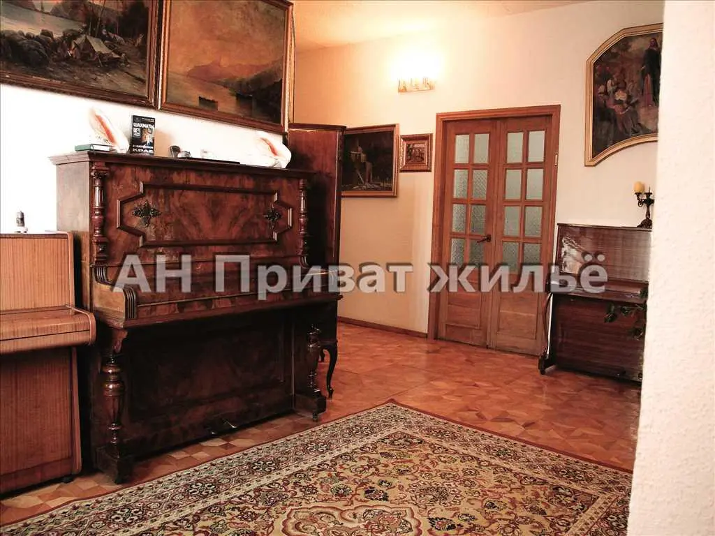 3-х поверховий будинок на 12 кімнат