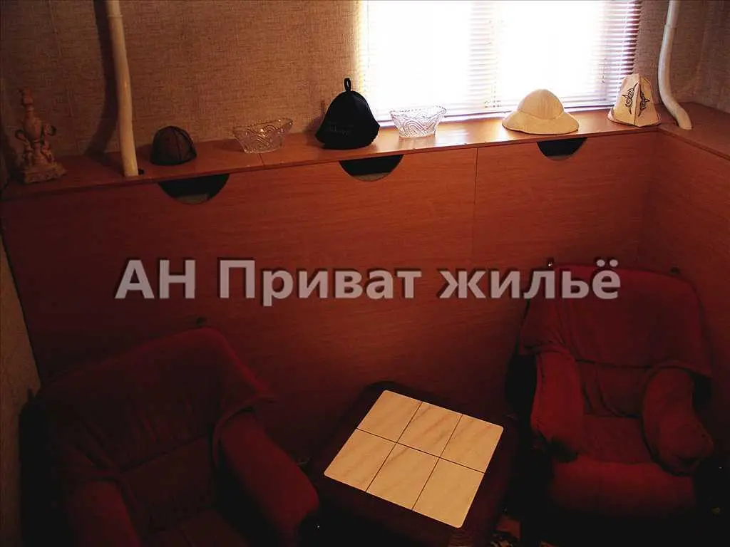 3-х поверховий будинок на 12 кімнат