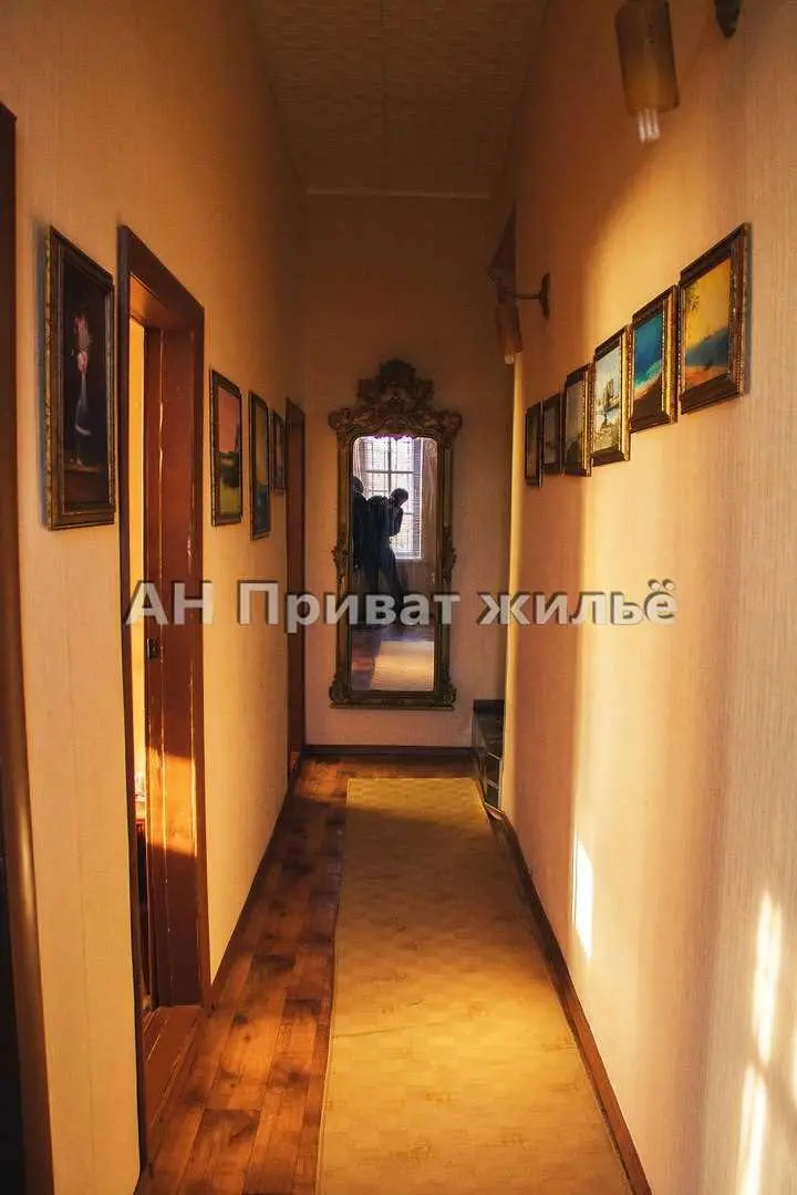 3-х поверховий будинок на 12 кімнат