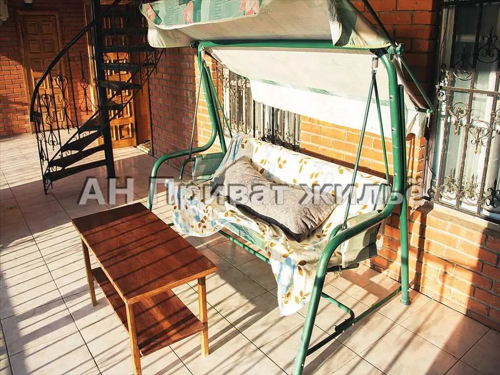 3-х поверховий будинок на 12 кімнат