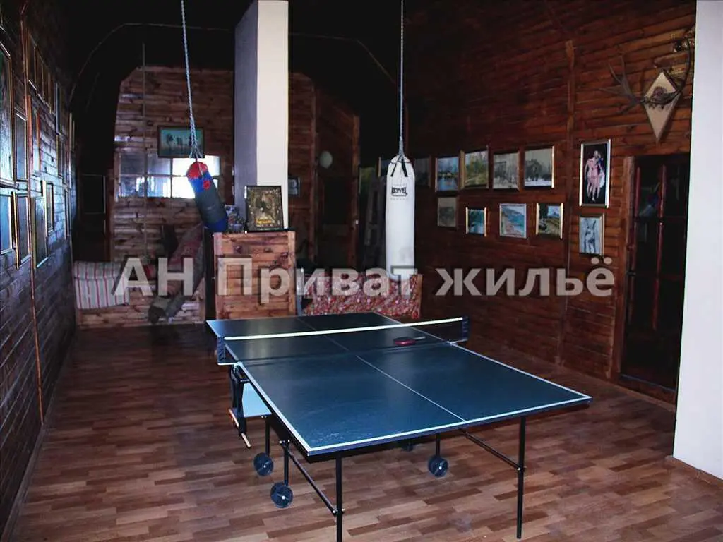 3-х поверховий будинок на 12 кімнат