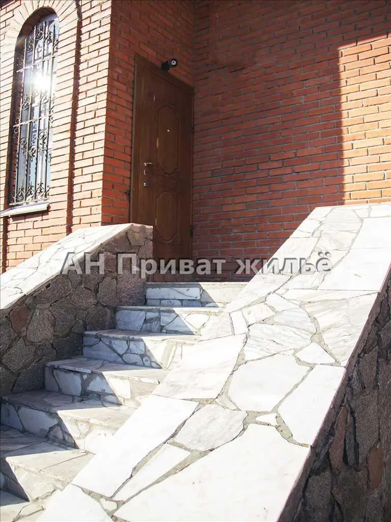 3-х поверховий будинок на 12 кімнат