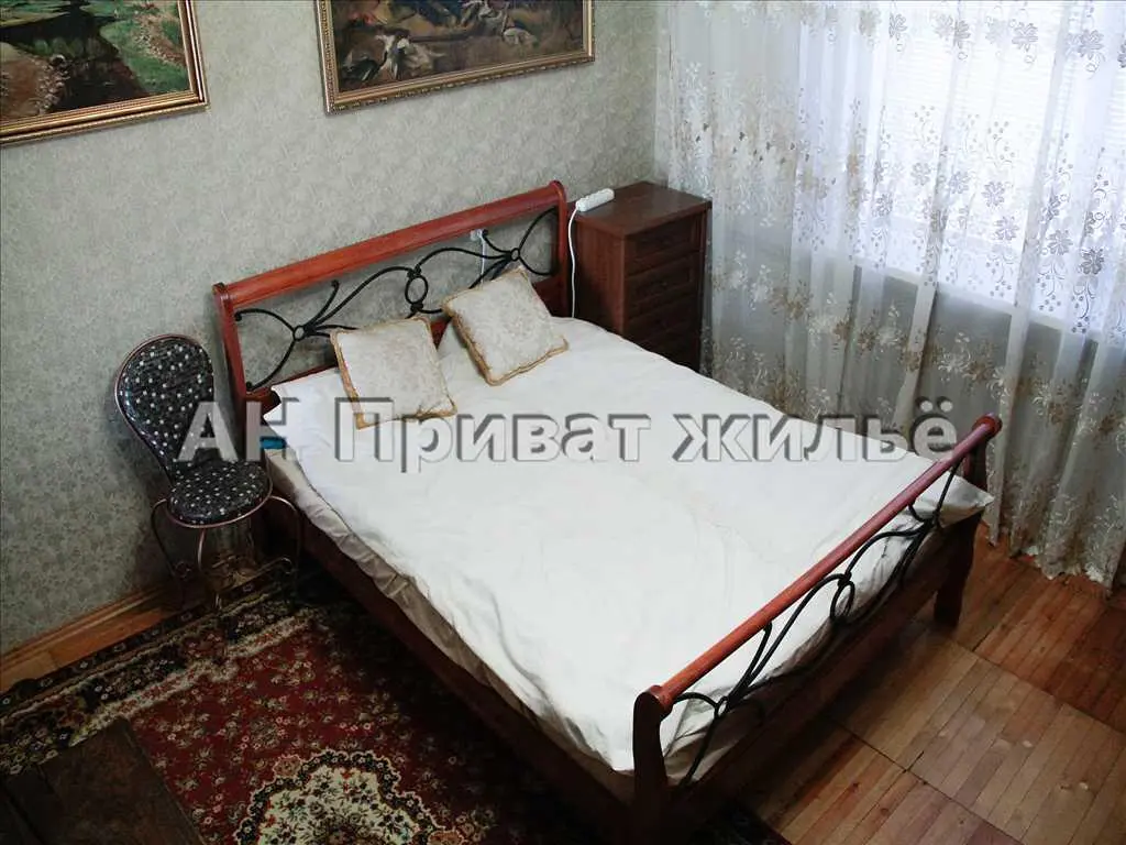 3-х поверховий будинок на 12 кімнат