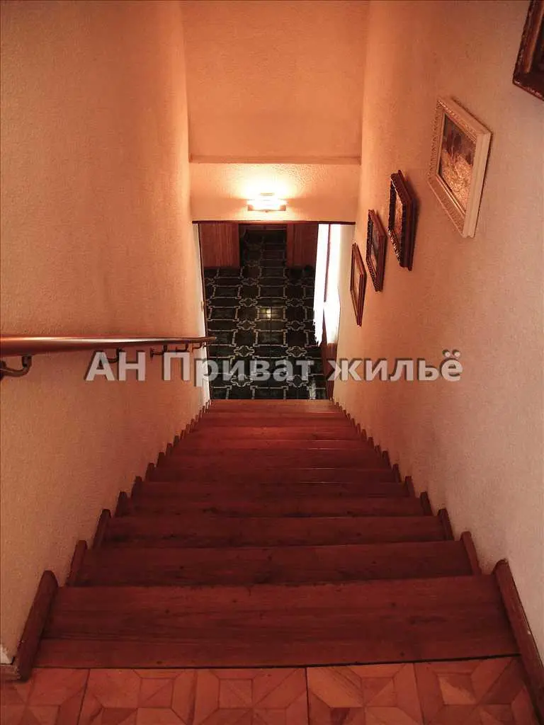 3-х поверховий будинок на 12 кімнат