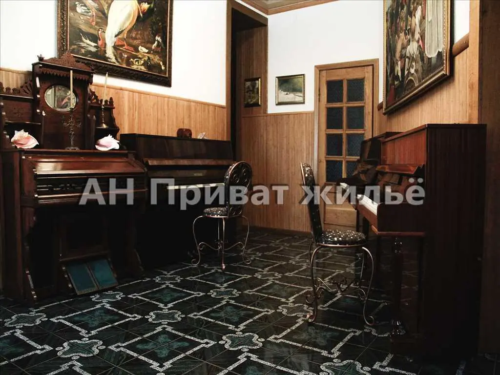 3-х поверховий будинок на 12 кімнат