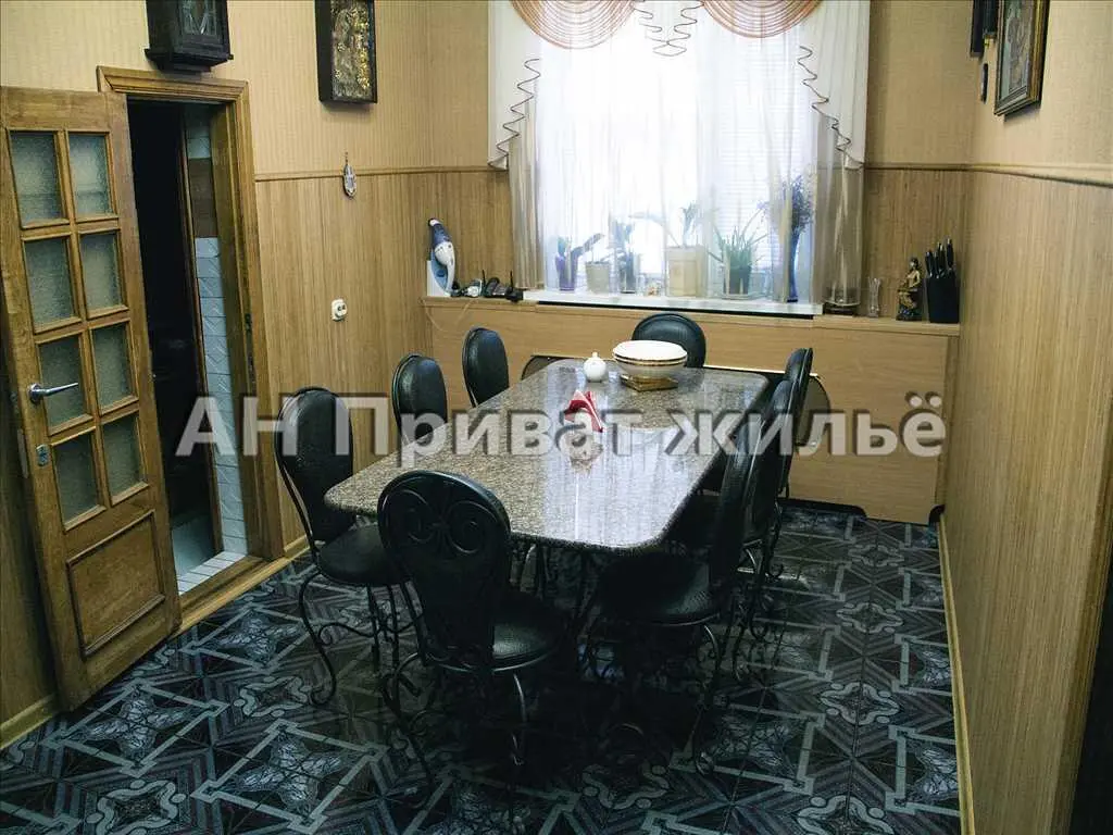 3-х поверховий будинок на 12 кімнат