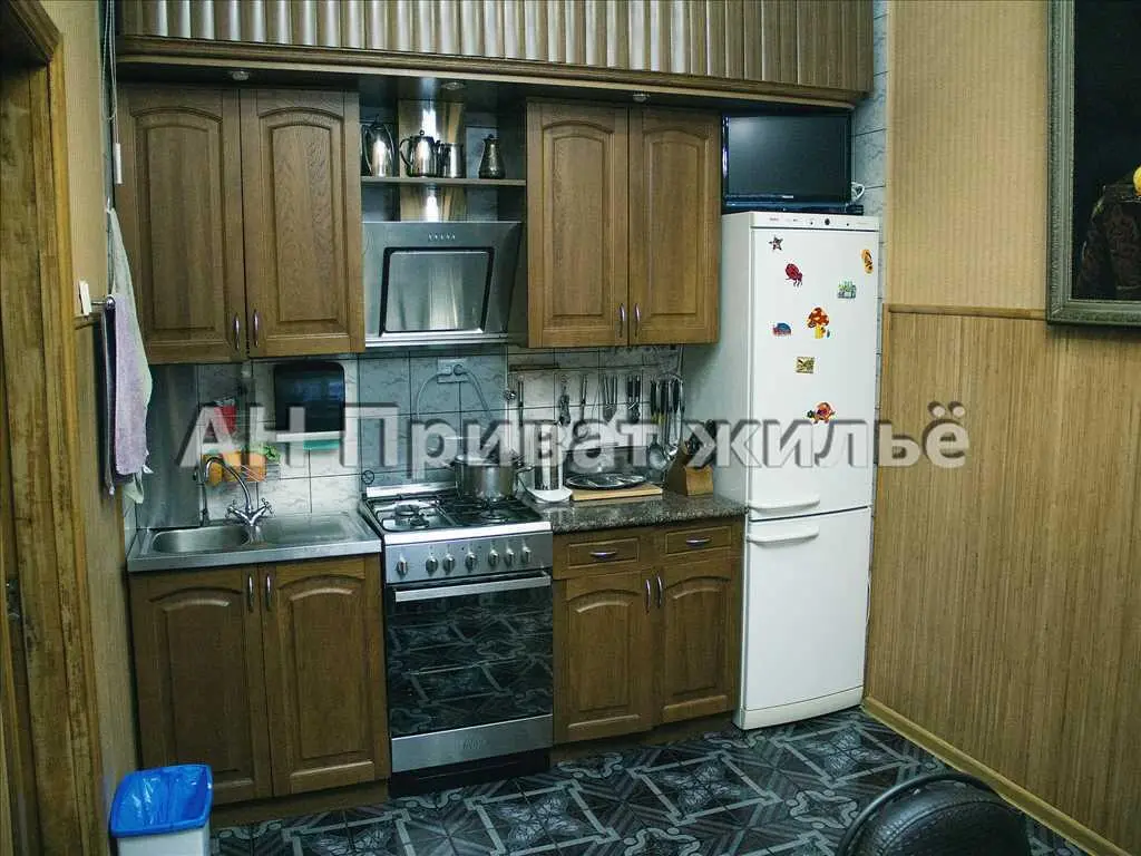 3-х поверховий будинок на 12 кімнат