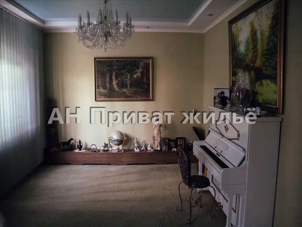 3-х поверховий будинок на 12 кімнат