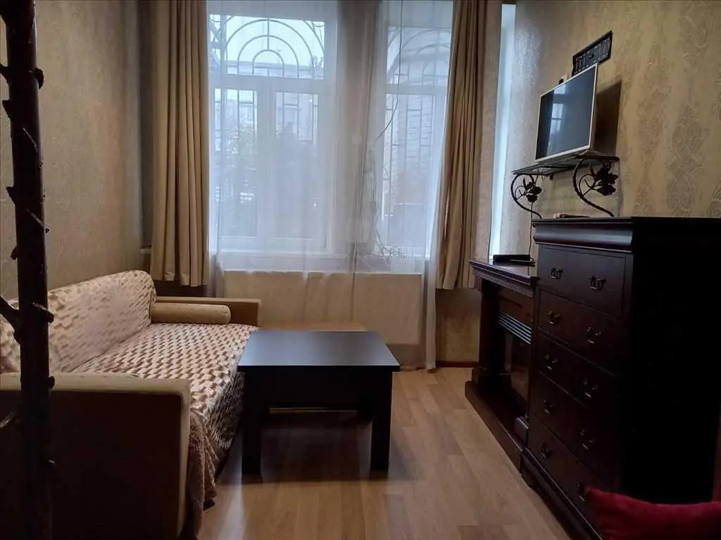 Центр! Червона лінія. Ідеально як для проживання, так і ведення бізнесу. 