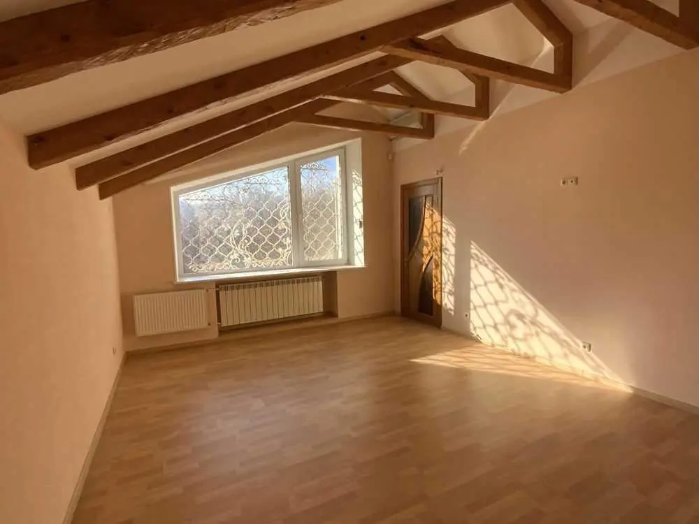 Просторий будинок в тихому центрі 