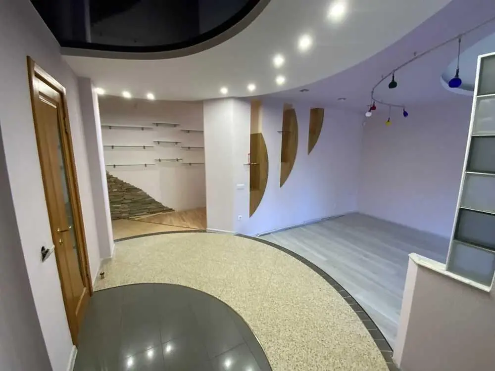 Просторий будинок в тихому центрі 