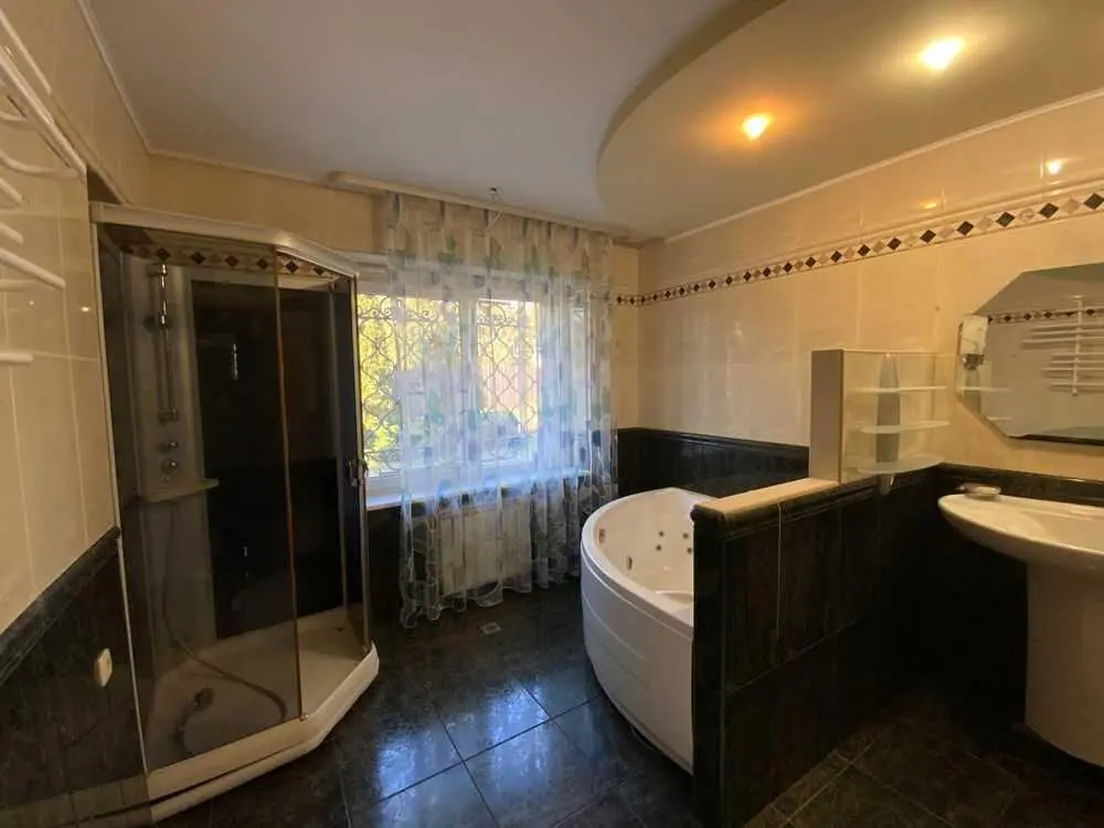 Просторий будинок в тихому центрі 