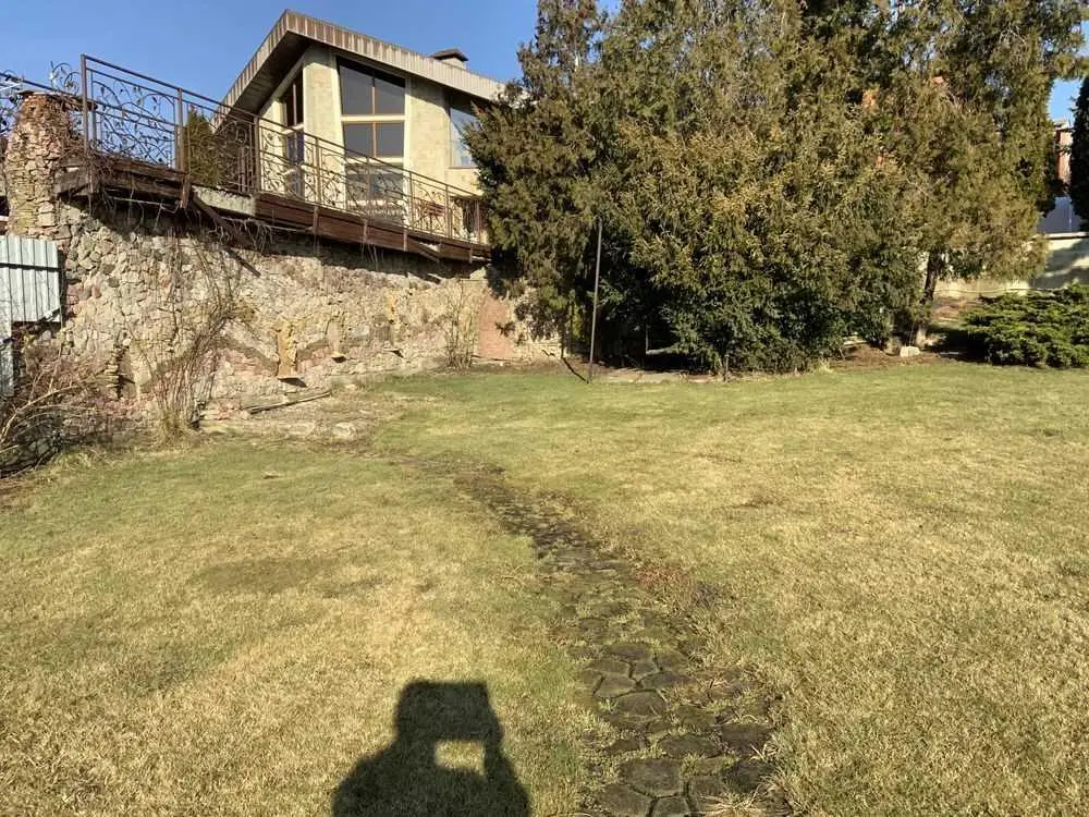 Просторий будинок в тихому центрі 