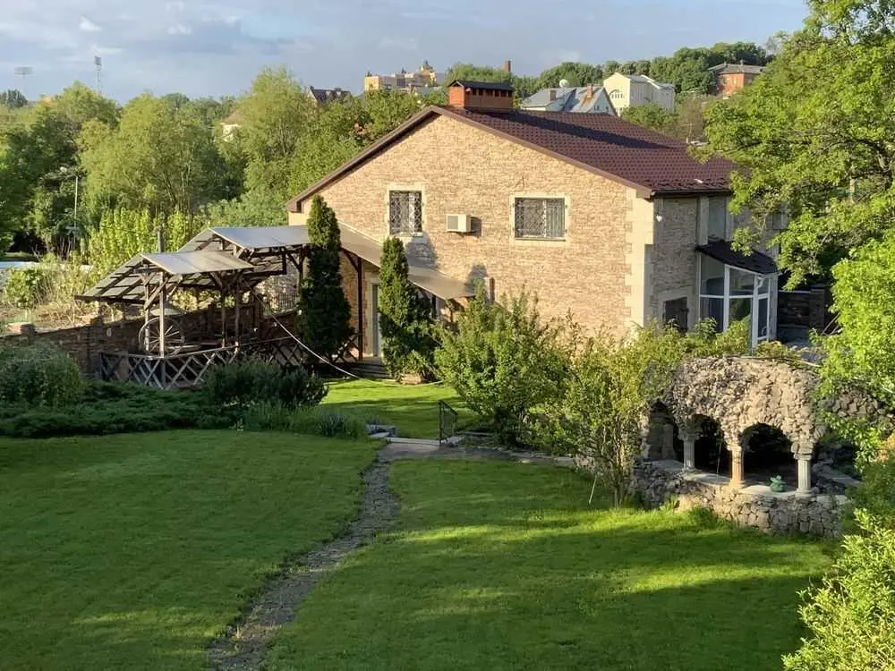 Просторий будинок в тихому центрі 