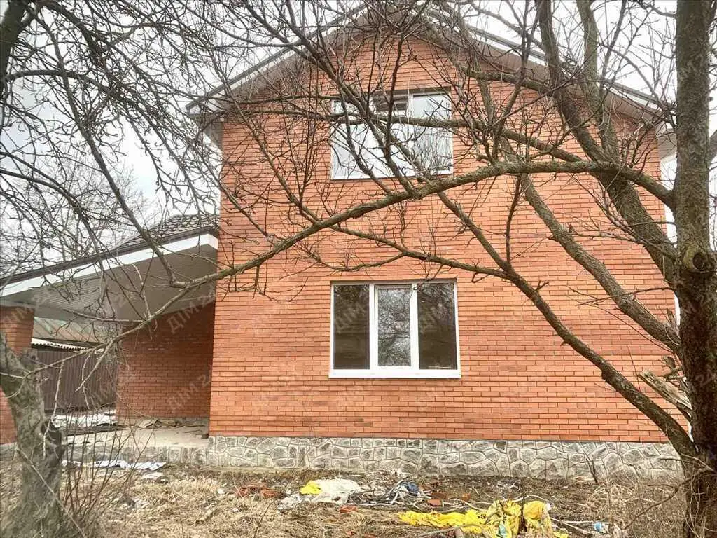 Сучасний будинок з комунікаціями та з внутрішніми роботами