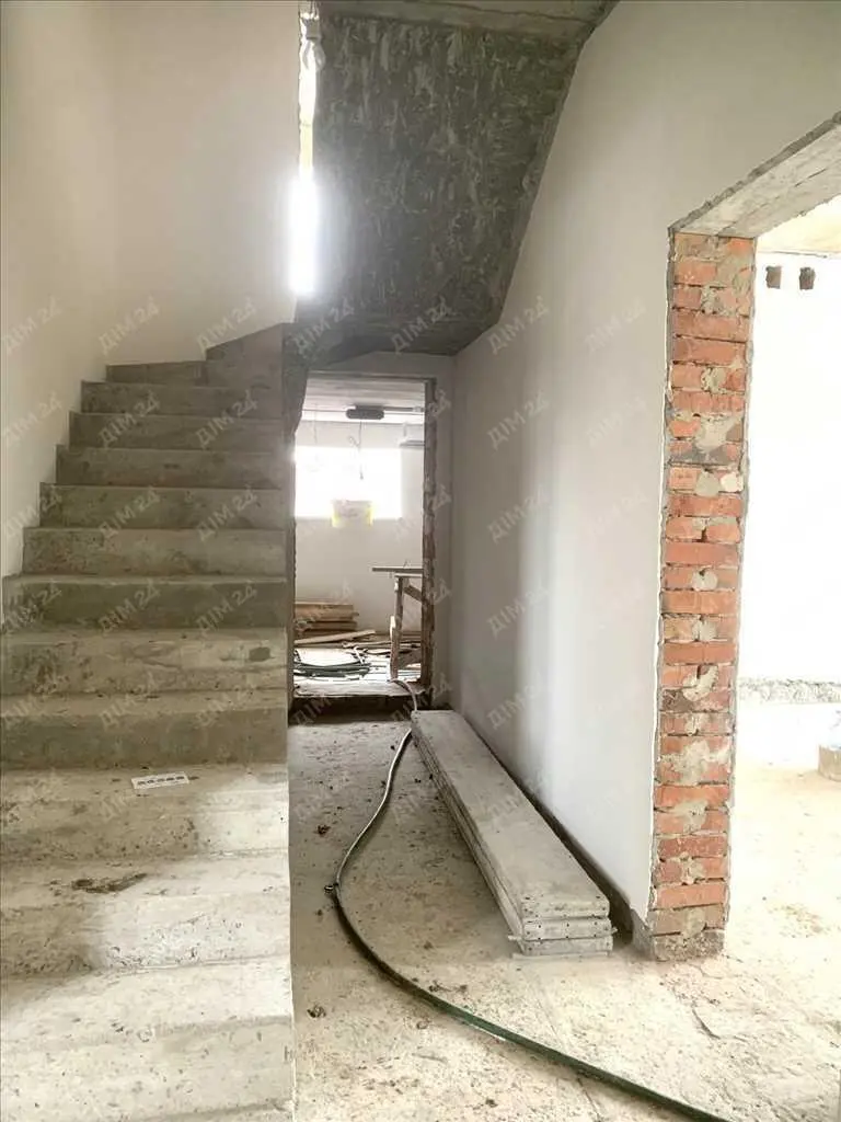 Сучасний будинок з комунікаціями та з внутрішніми роботами