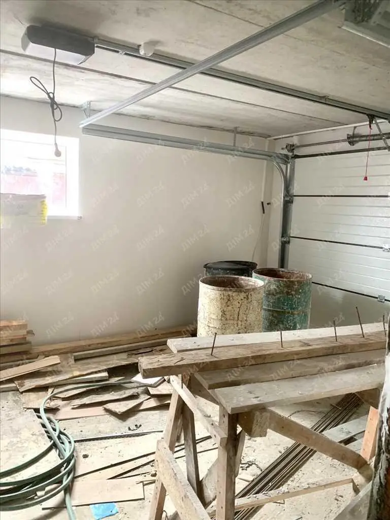 Сучасний будинок з комунікаціями та з внутрішніми роботами