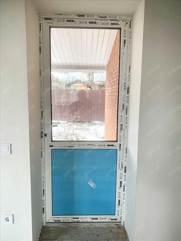 Сучасний будинок з комунікаціями та з внутрішніми роботами