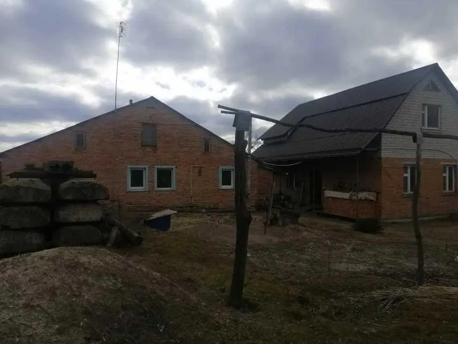 Будинок без внутрішніх робіт + жилий флігель в с.Черкасівка.