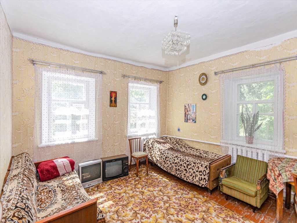 Житловий будинок в затишному пригороді,  за кілька хвилин від міста!