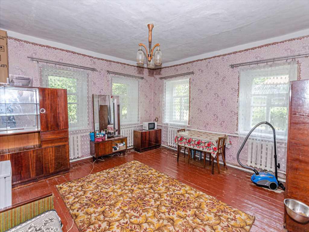 Житловий будинок в затишному пригороді,  за кілька хвилин від міста!