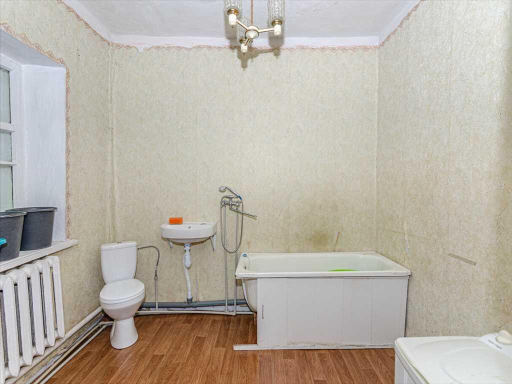 Житловий будинок в затишному пригороді,  за кілька хвилин від міста!