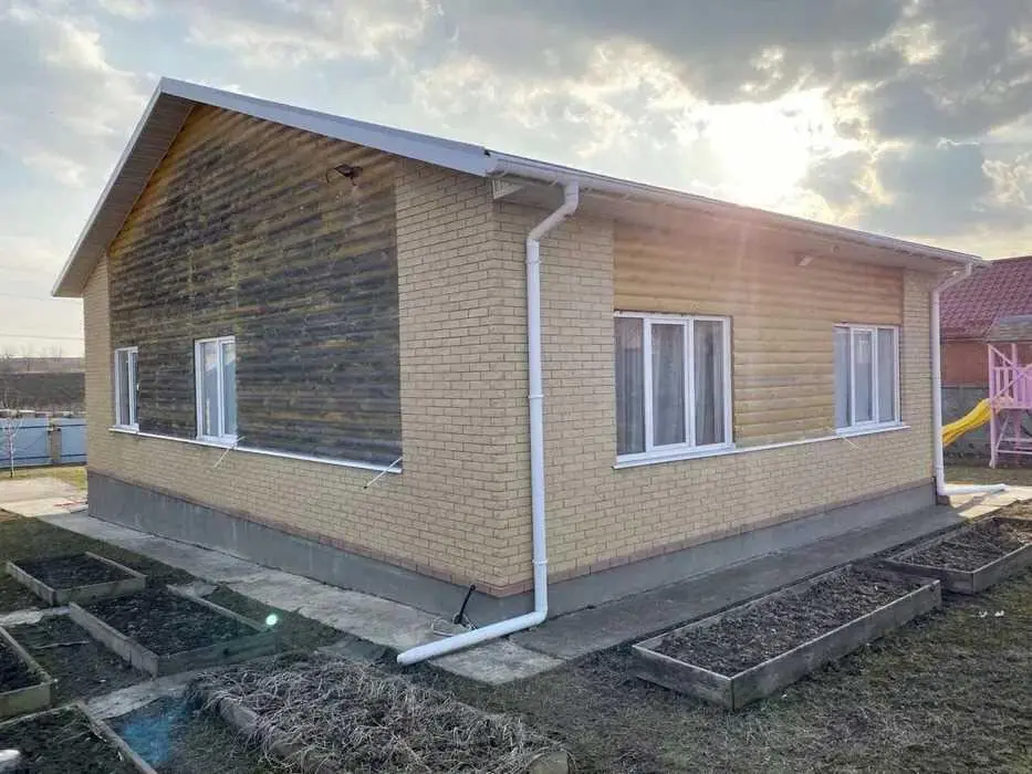 Новий будинок в престижному мікрорайоні.