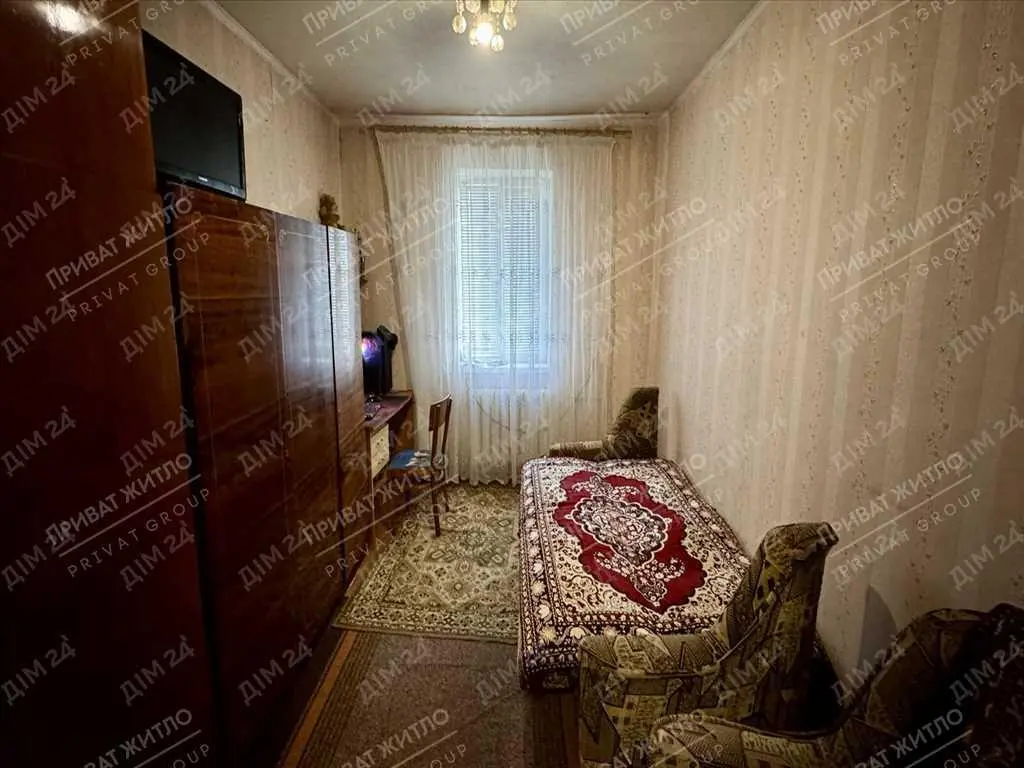 Частина будинку з окремим двором!