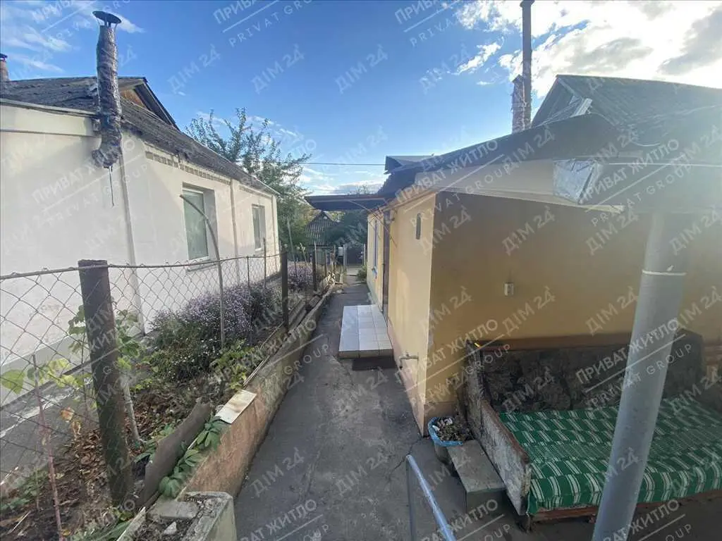 Частина будинку з окремим двором!