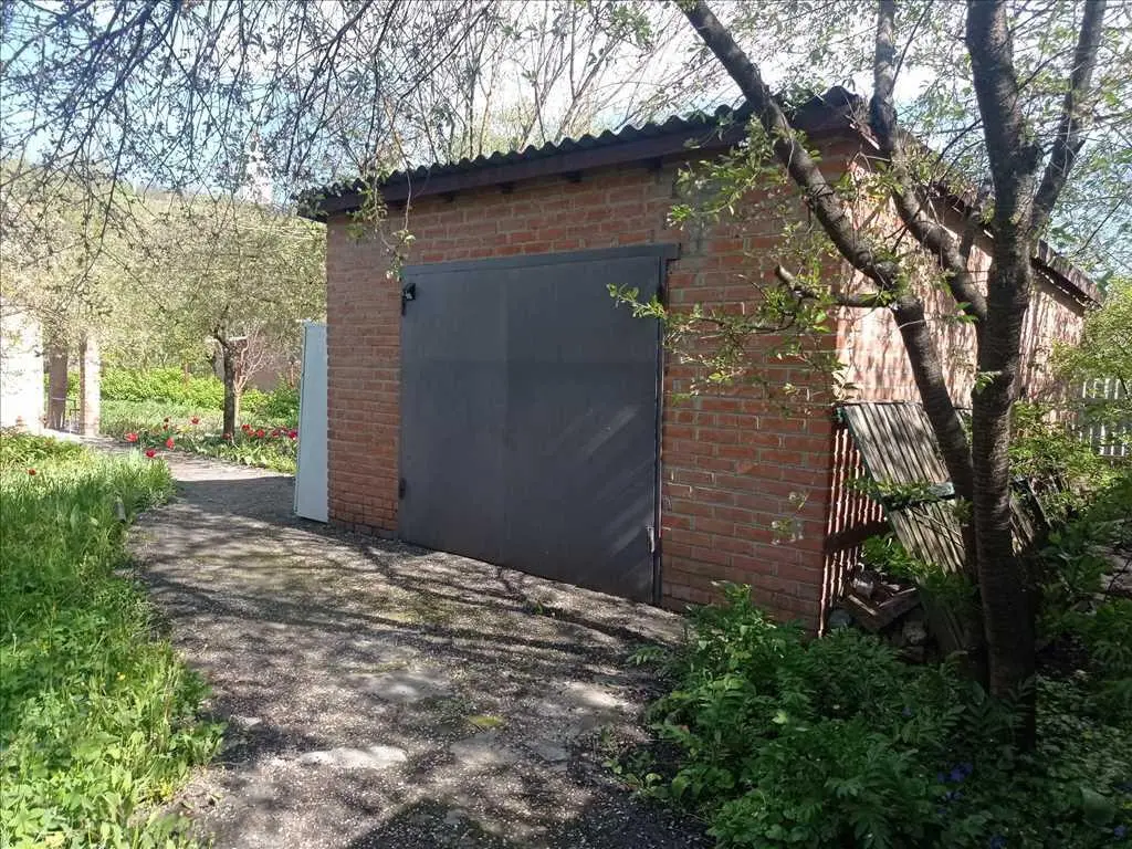 Будинок з видом на Хрестовоздвиженський  монастир