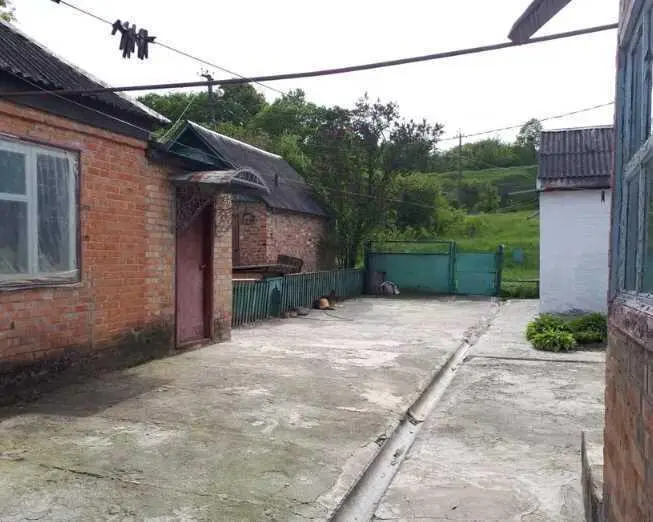    Продам 5 кімнатний будинок в мальовничому місці  с. Гора.
