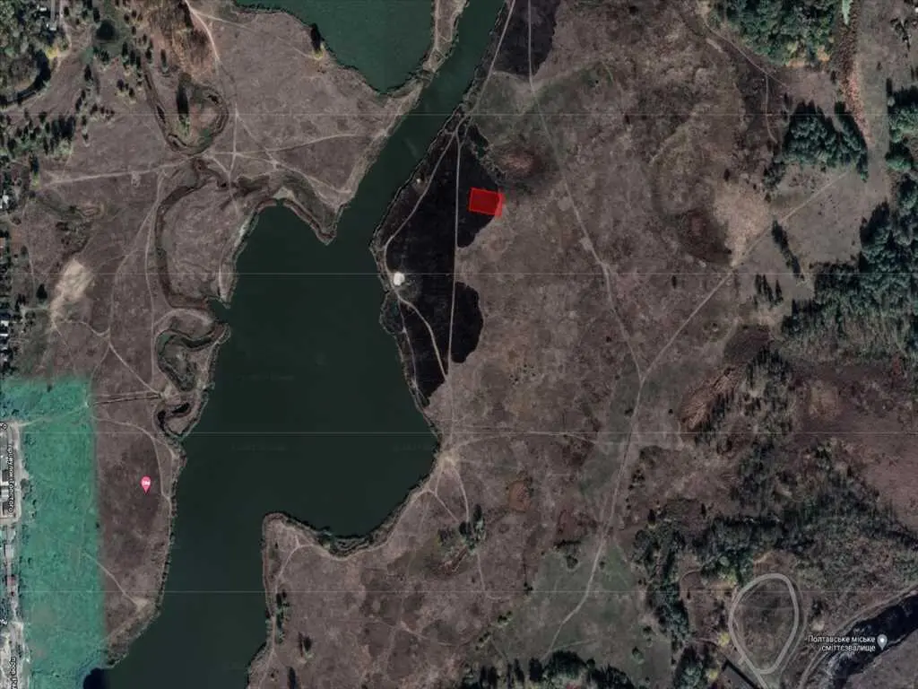 Земельна ділянка поруч з річкою