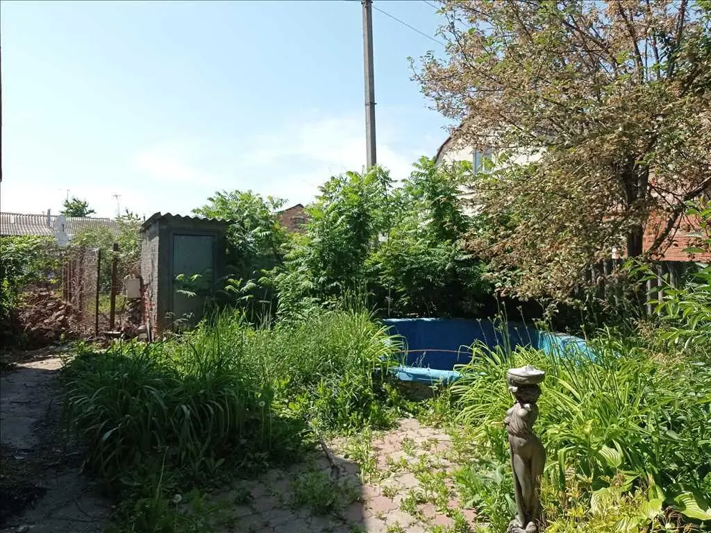 Двоповерховий будинок в районі Хрестовоздвиженського  монастиря