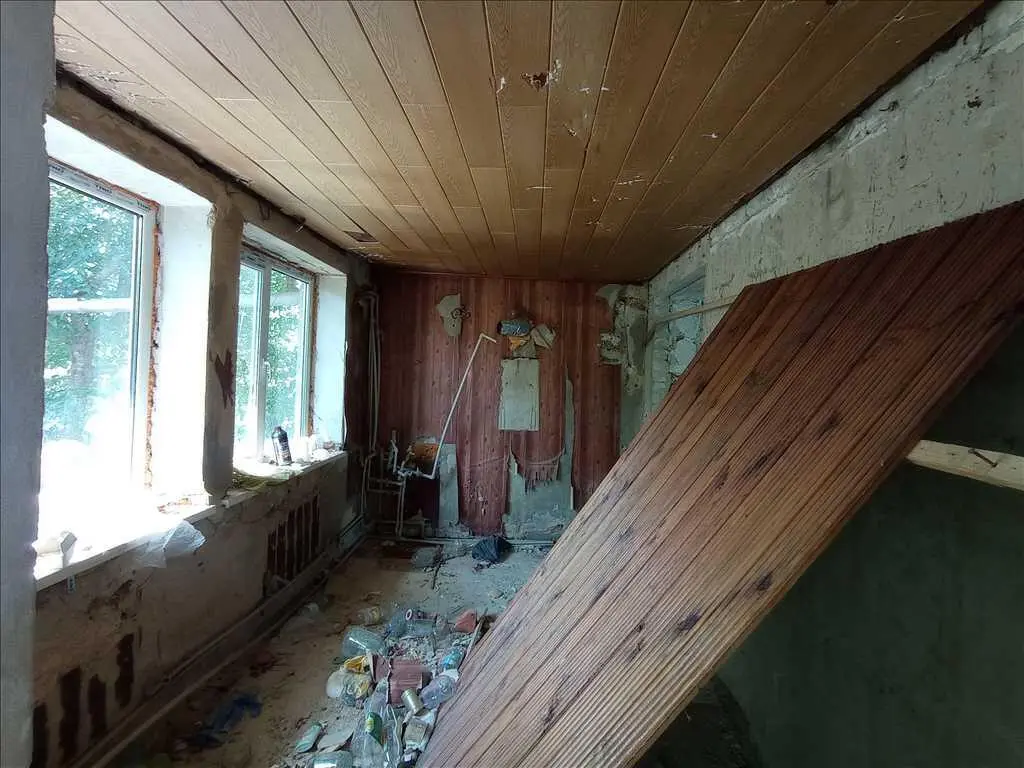 Двоповерховий будинок в районі Хрестовоздвиженського  монастиря