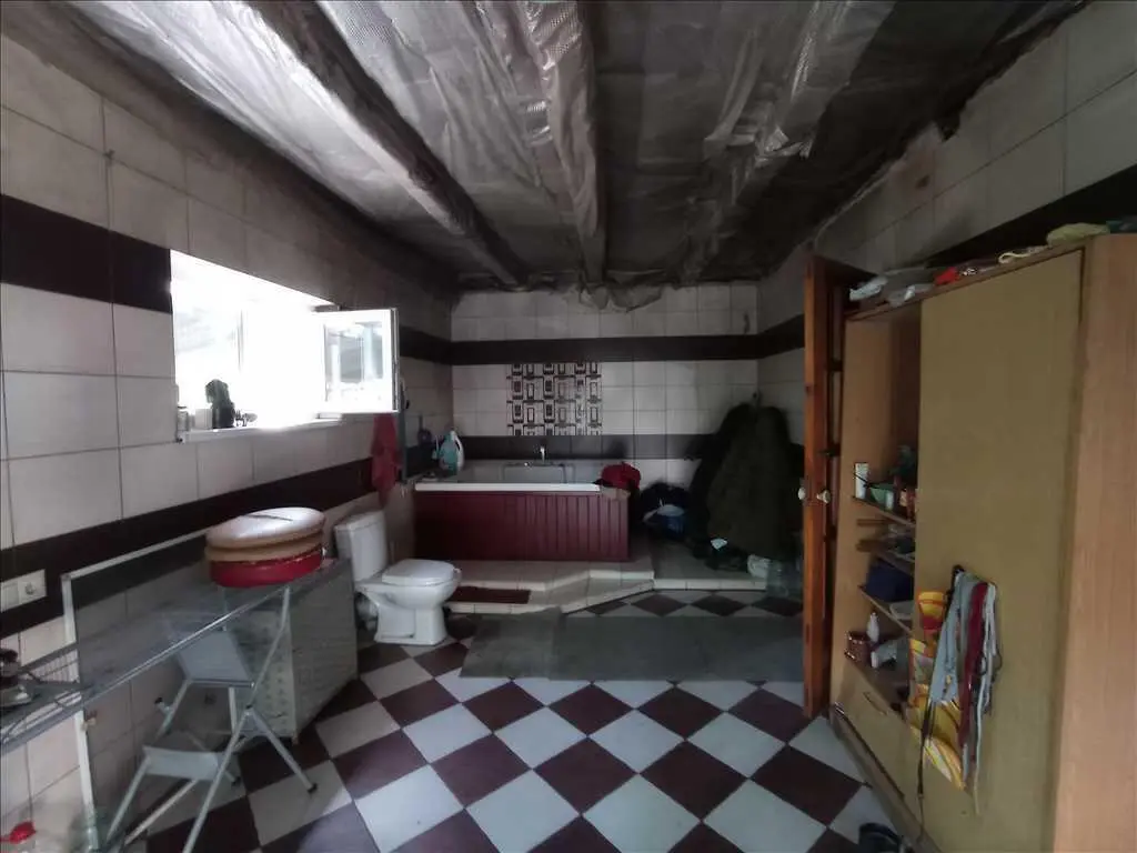 Двоповерховий будинок в районі Хрестовоздвиженського  монастиря