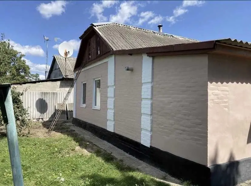 Окремий будинок зі зручностями в Рибцях.  