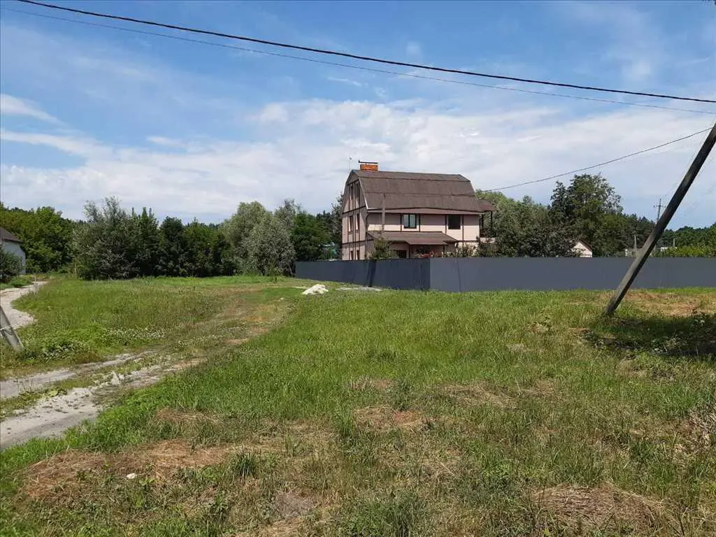 Приваблива ділянка для будівництва сучасного будинку.