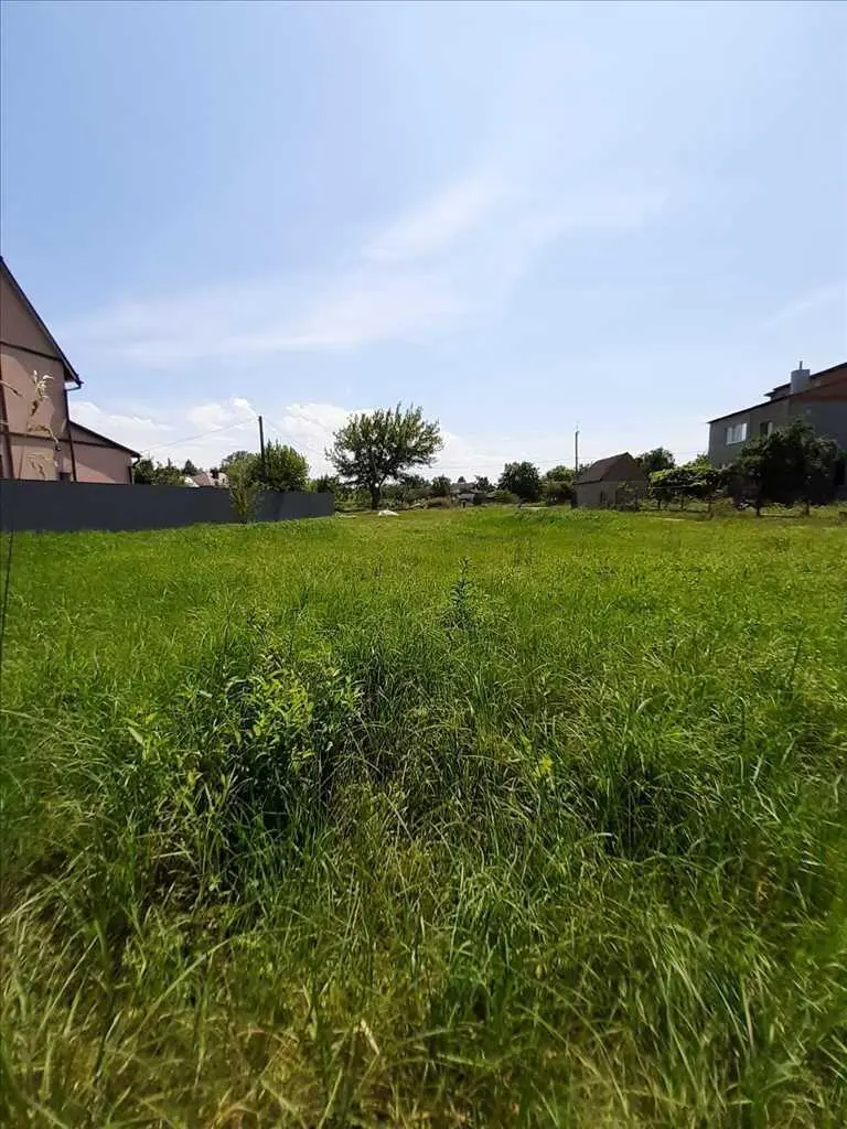 Приваблива ділянка для будівництва сучасного будинку.