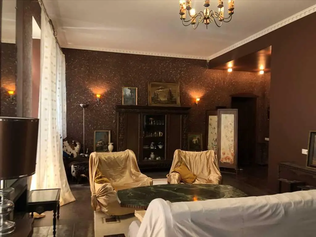 Два рівня індивідуальності в районі Березового скверу. 

