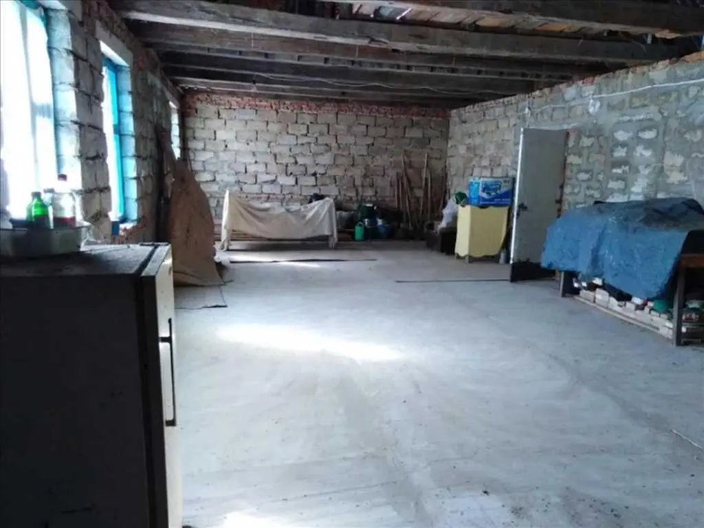 Дача неподалік річки та лісу