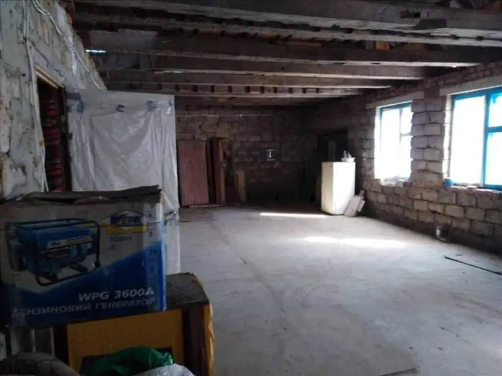 Дача неподалік річки та лісу