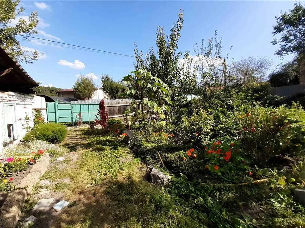 Левада. Перспективна локація з комунікаціями.