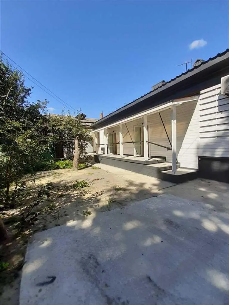 Приватний будинок біля березового скверу