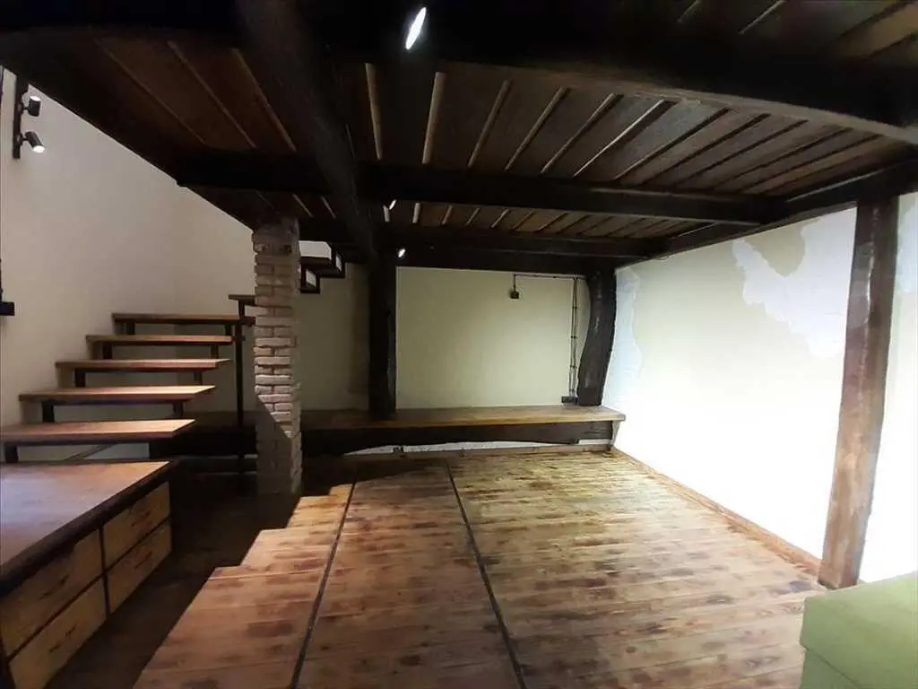 Приватний будинок біля березового скверу