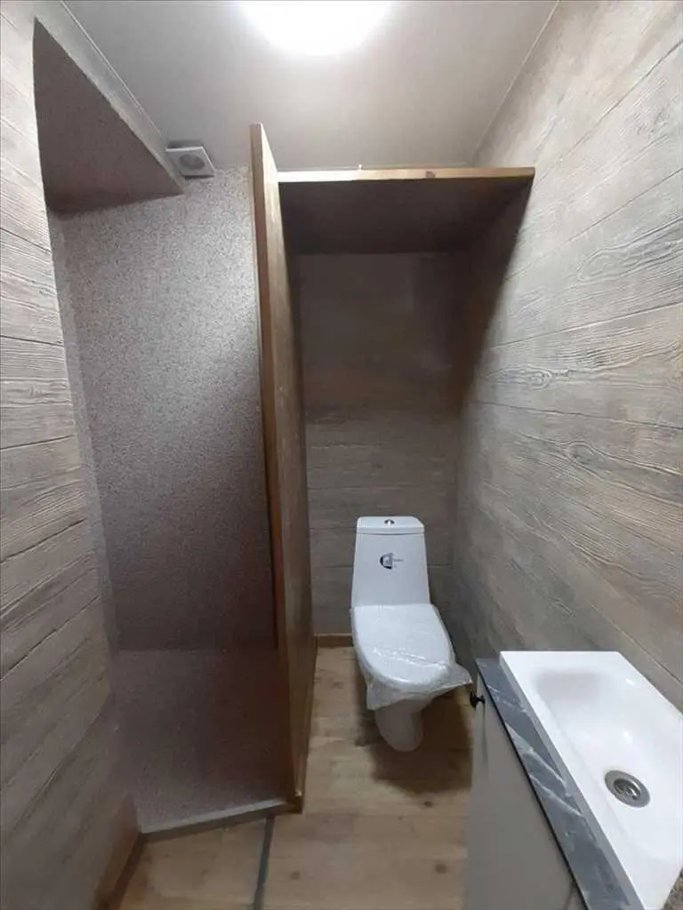 Приватний будинок біля березового скверу